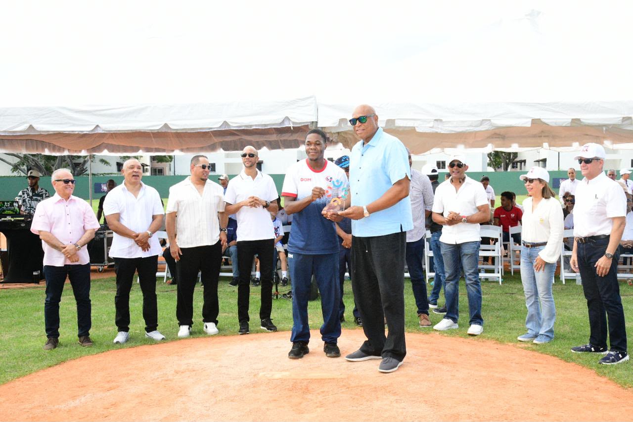 Fundación Macarrulla rinde homenaje a referentes del deporte dominicano en apertura de la Copa Macarrulla 2026