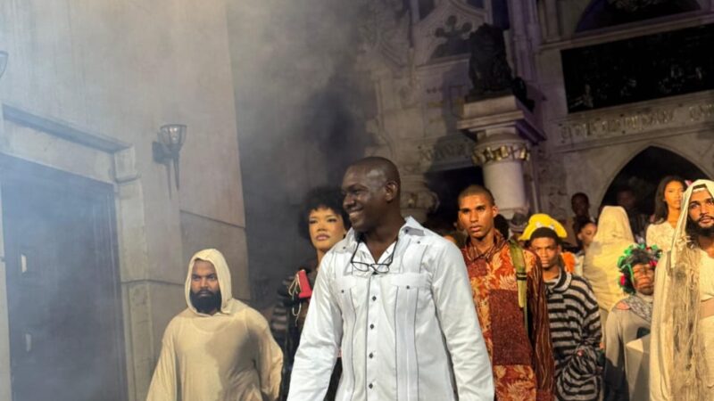 “Indigentes” de Bautista Sierra transforma la pasarela en una llamada a mirar al ser humano