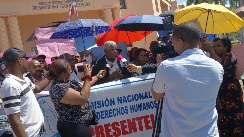 Moradores de Las Flores de Pantoja acuden al Palacio Nacional para defender su comunidad y exigir solución definitiva para la construcción de la escuela
