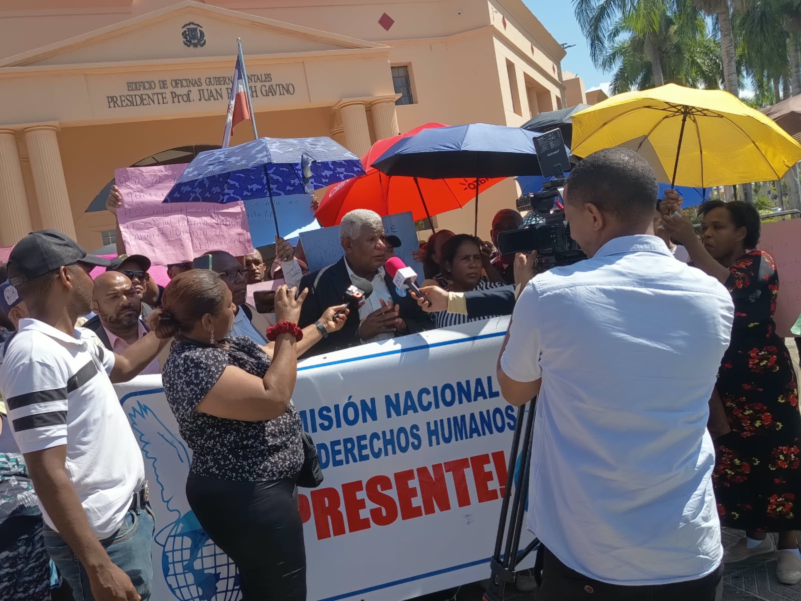 Moradores de Las Flores de Pantoja acuden al Palacio Nacional para defender su comunidad y exigir solución definitiva para la construcción de la escuela