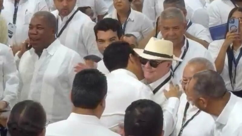 Hipólito y David se saludan con cariño y beso