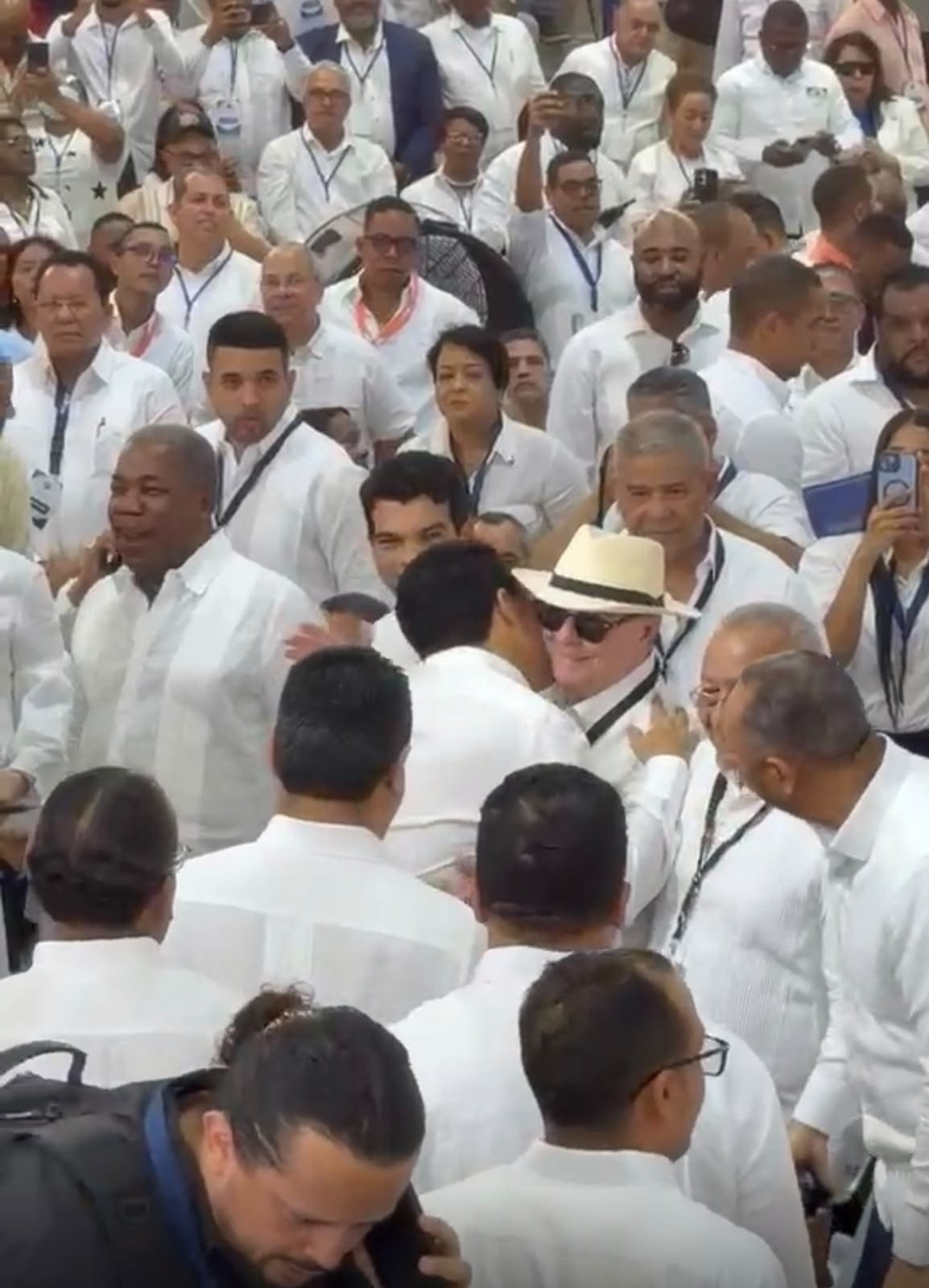 Hipólito y David se saludan con cariño y beso