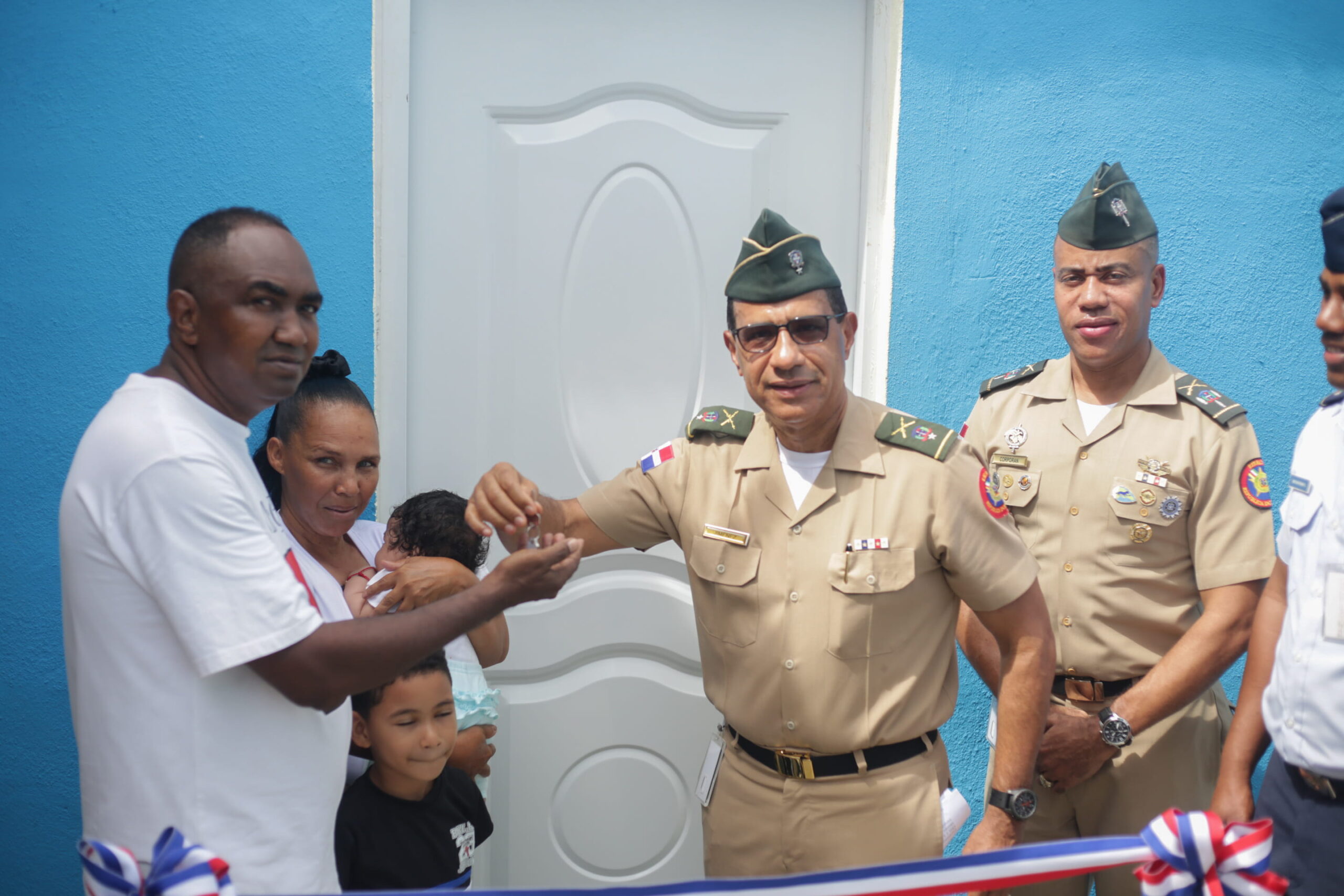 Ministro de Defensa dispone construcción y entrega de vivienda a militar retirado en la comunidad de los Guandules