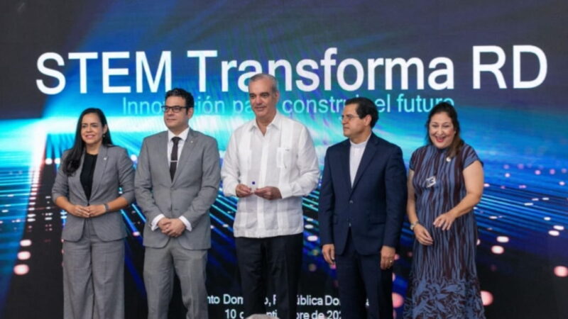 Presidente Luis Abinader respalda creación de laboratorio de semiconductores de la PUCMM y resalta salto tecnológico del país con el primer microchip universitario