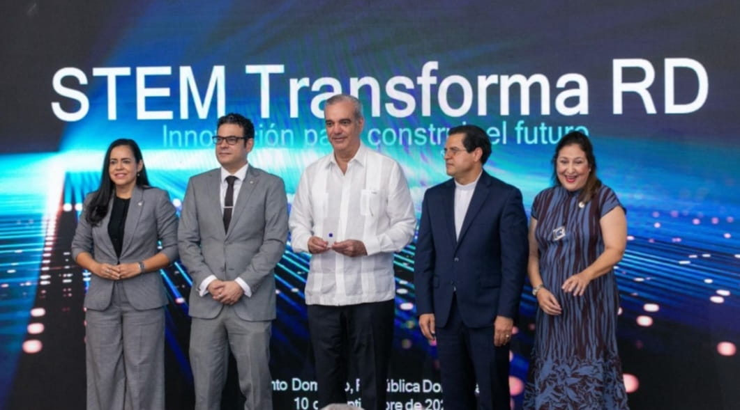 Presidente Luis Abinader respalda creación de laboratorio de semiconductores de la PUCMM y resalta salto tecnológico del país con el primer microchip universitario