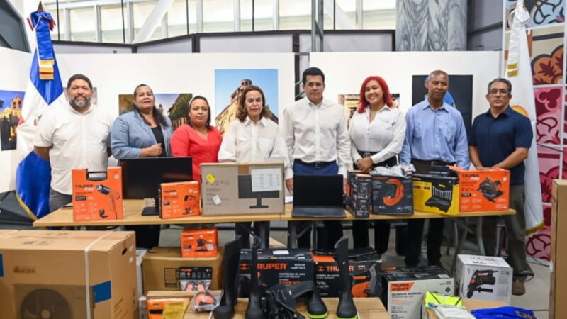 Ministro de Turismo David Collado entrega equipamiento a escuelas técnicas de Ciudad Colonial