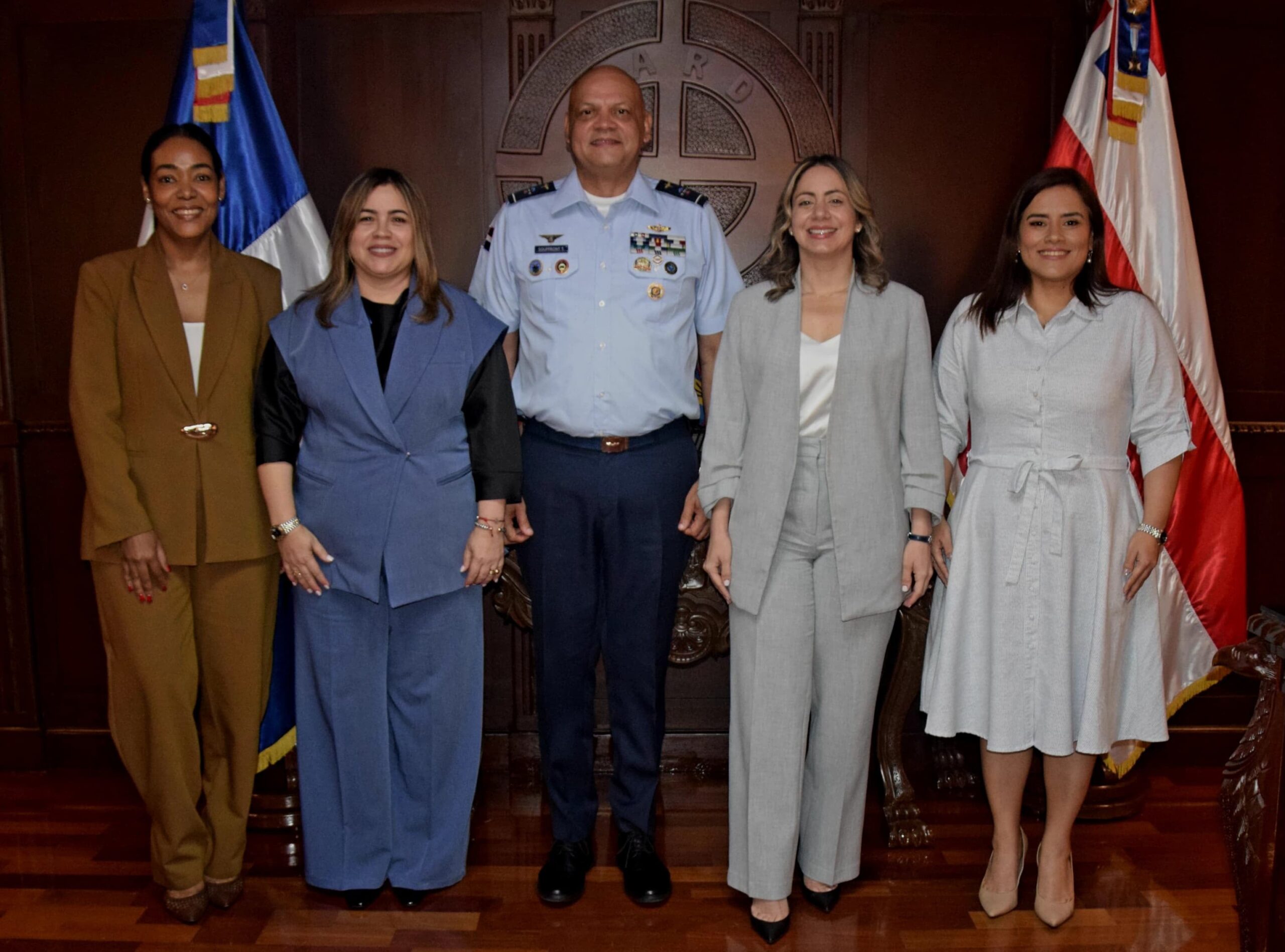 Comandante general de la FARD y presidenta de AEOFARD reciben comisión del Ministerio de la Mujer encabezada por la ministra Gloria Reyes