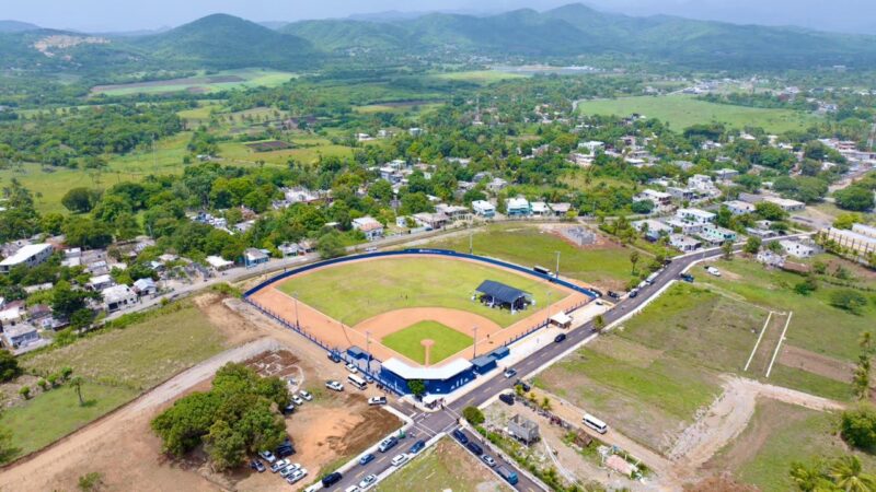 Presidente Abinader inaugura campo Nelson Mateo en Pizarrete; Andújar destaca inversión deportiva en Peravia