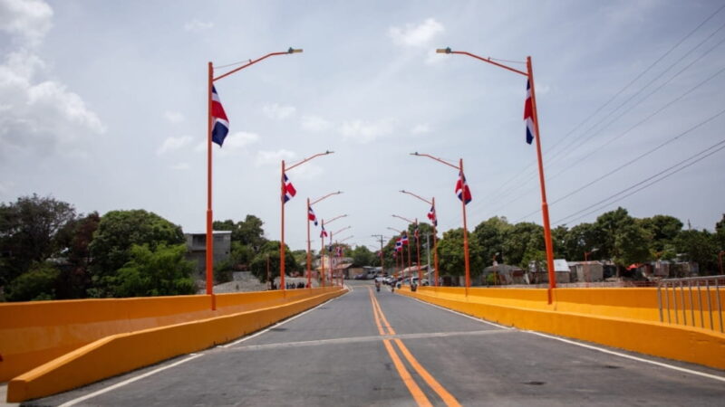 Tras más de 40 años de espera, presidente Luis Abinader inaugura puente Los Hierros en Baní, que conectará comunidades y fortalecerá producción agrícola