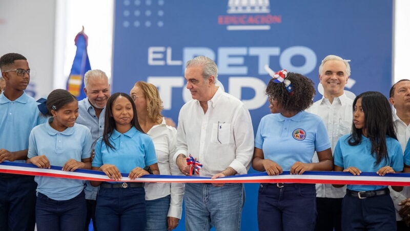 Presidente Abinader inaugura techado de centro educativo en Cambita en beneficio de 700 estudiantes y toda la municipalidad