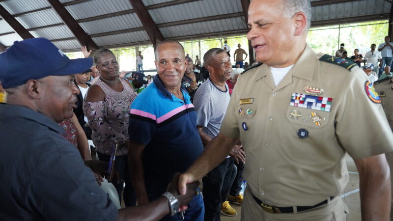 Ministro de Defensa encabeza encuentro con cientos de militares retirados en Sábana Pérdida 