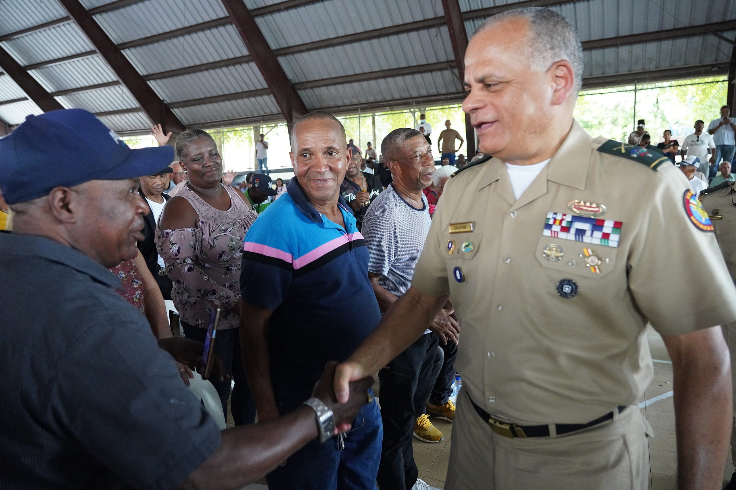 Ministro de Defensa encabeza encuentro con cientos de militares retirados en Sábana Pérdida 