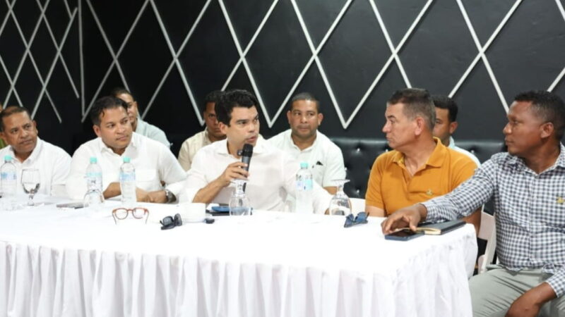 Director del Inapa anuncia soluciones de agua potable en encuentro con comunitarios de Matanzas, en Peravia