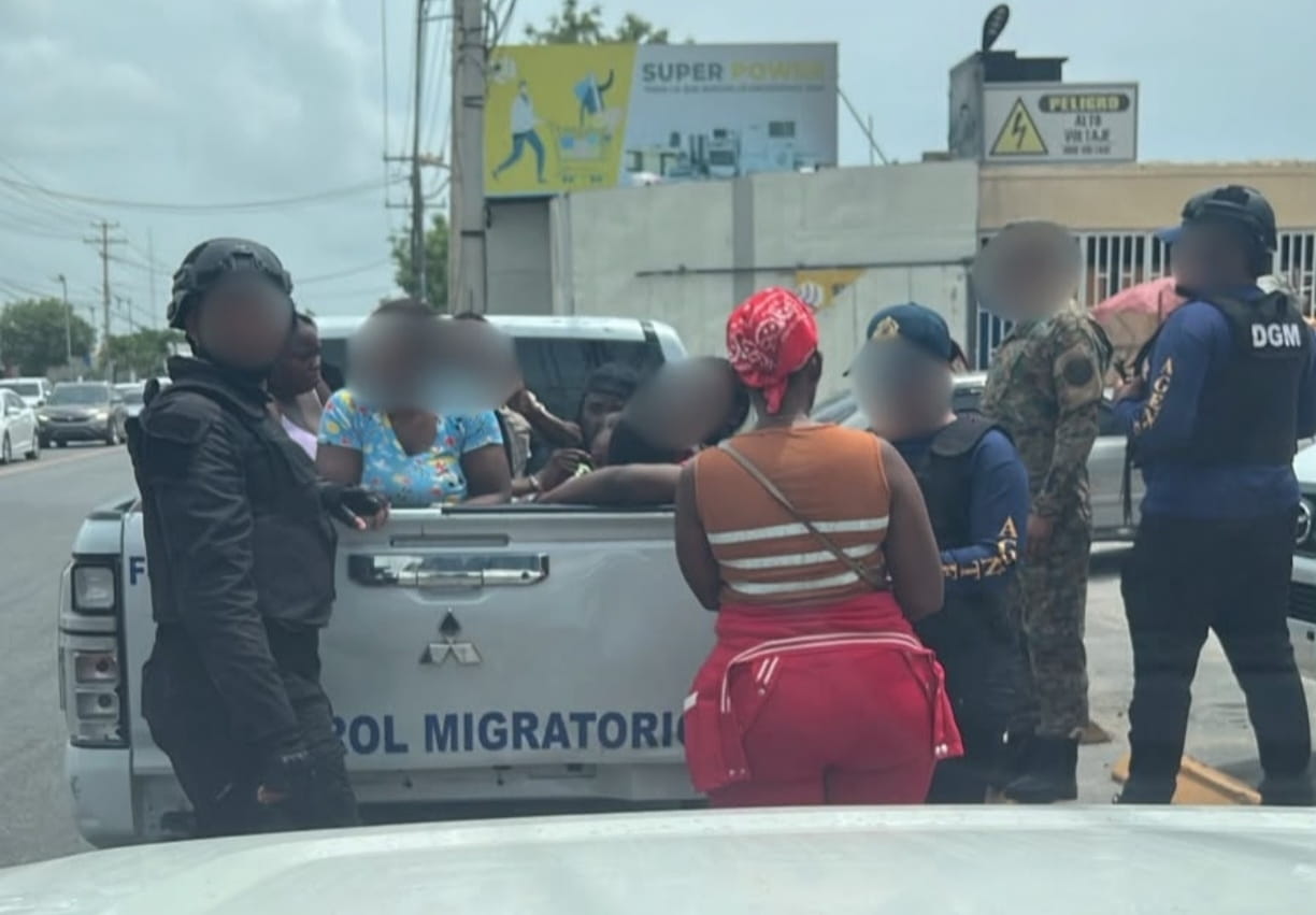 Operativo de interdicción migratoria en La Romana: Detienen 41 indocumentados en Picapollos y tiendas chinas
