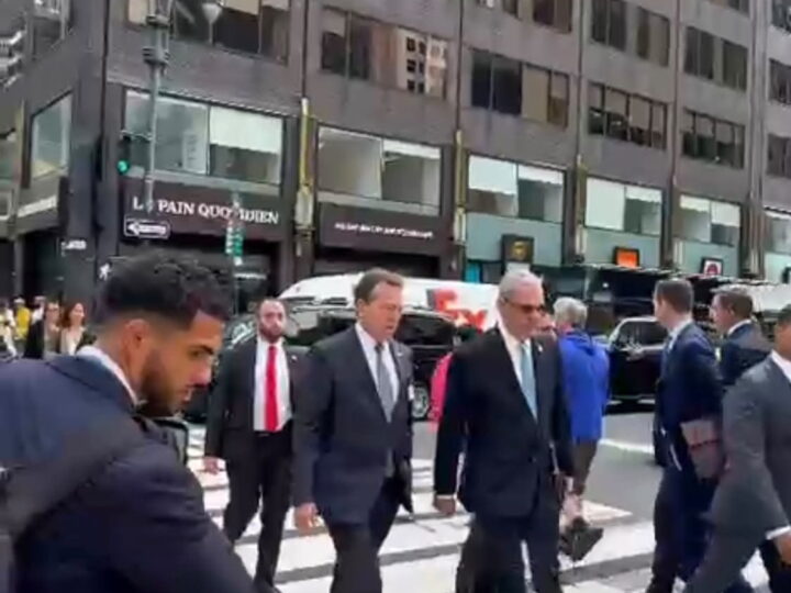 Abinader recorre a pie calles de Nueva York durante su trayecto hacia la Asamblea General de la ONU