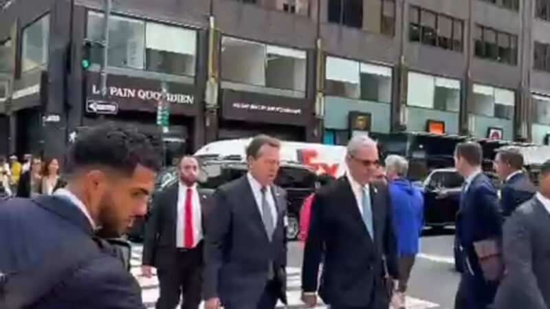 Abinader recorre a pie calles de Nueva York durante su trayecto hacia la Asamblea General de la ONU