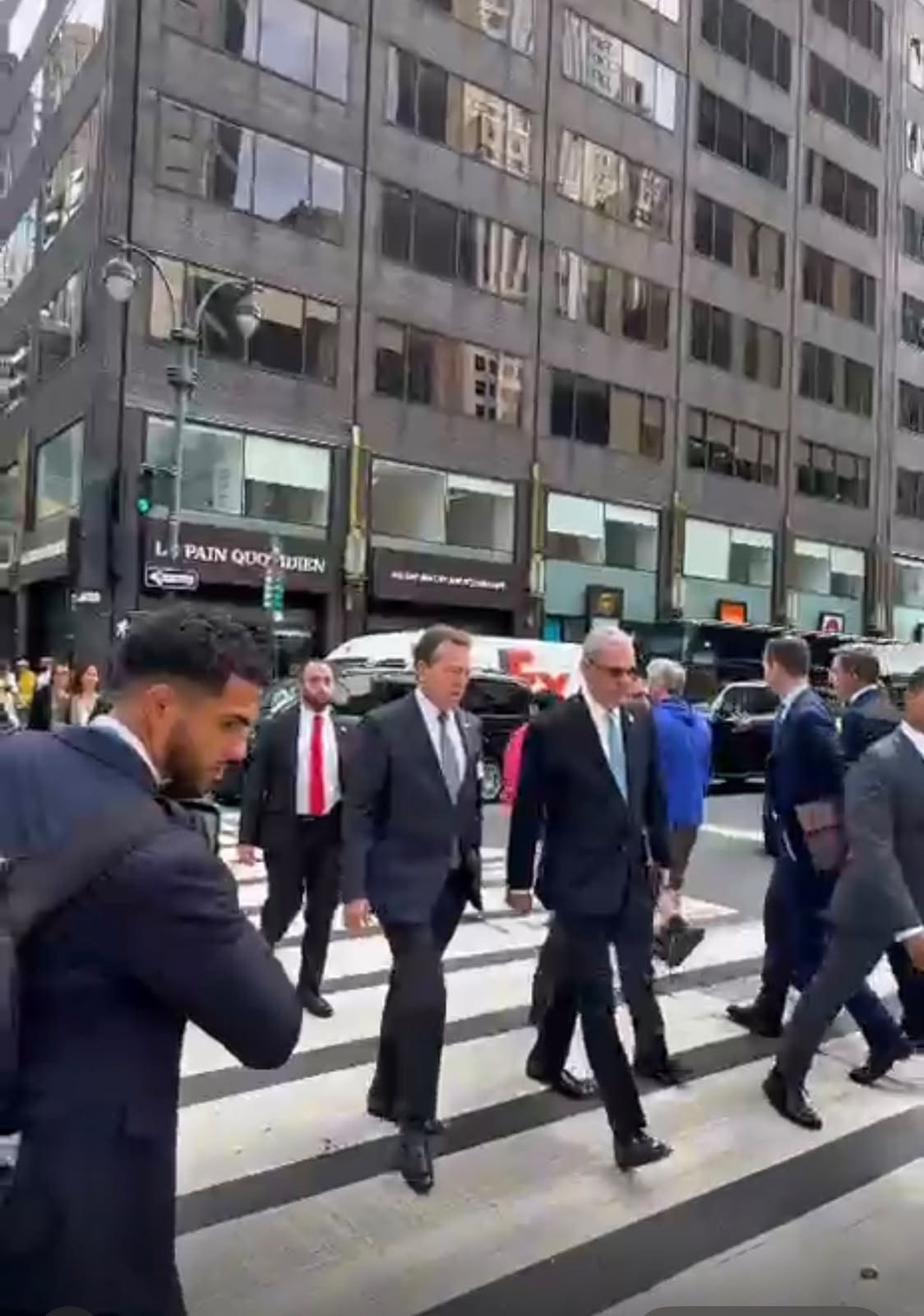 Abinader recorre a pie calles de Nueva York durante su trayecto hacia la Asamblea General de la ONU