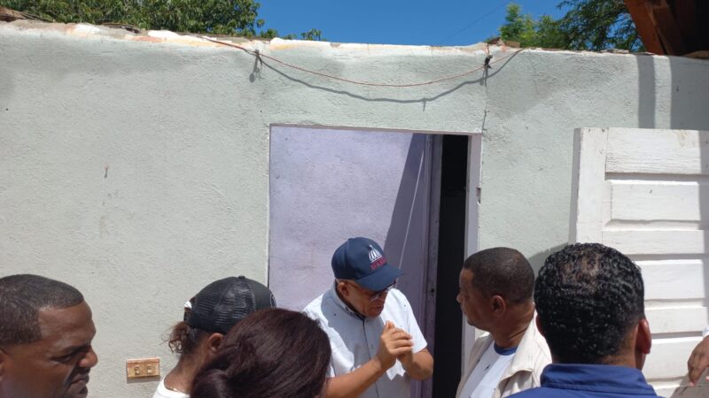 DASAC garantiza alimentación e inicia reparación de techos a familias afectadas por ventarrón en San Juan de la Maguana   