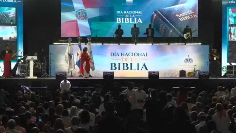 Cientos de ciudadanos celebraron el Día de la Biblia con cantos y alabanzas