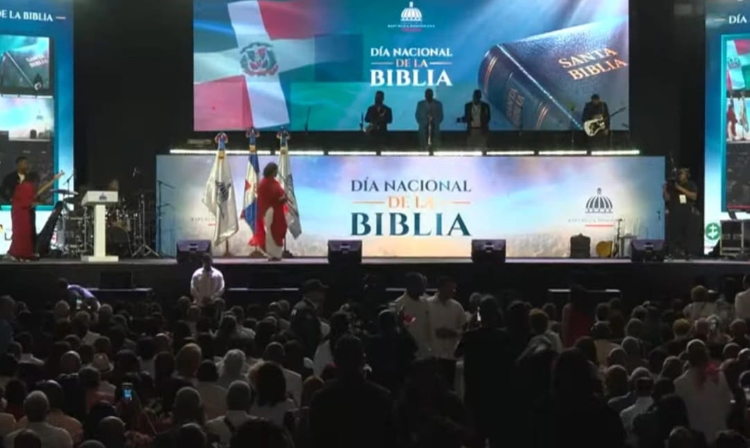 Cientos de ciudadanos celebraron el Día de la Biblia con cantos y alabanzas