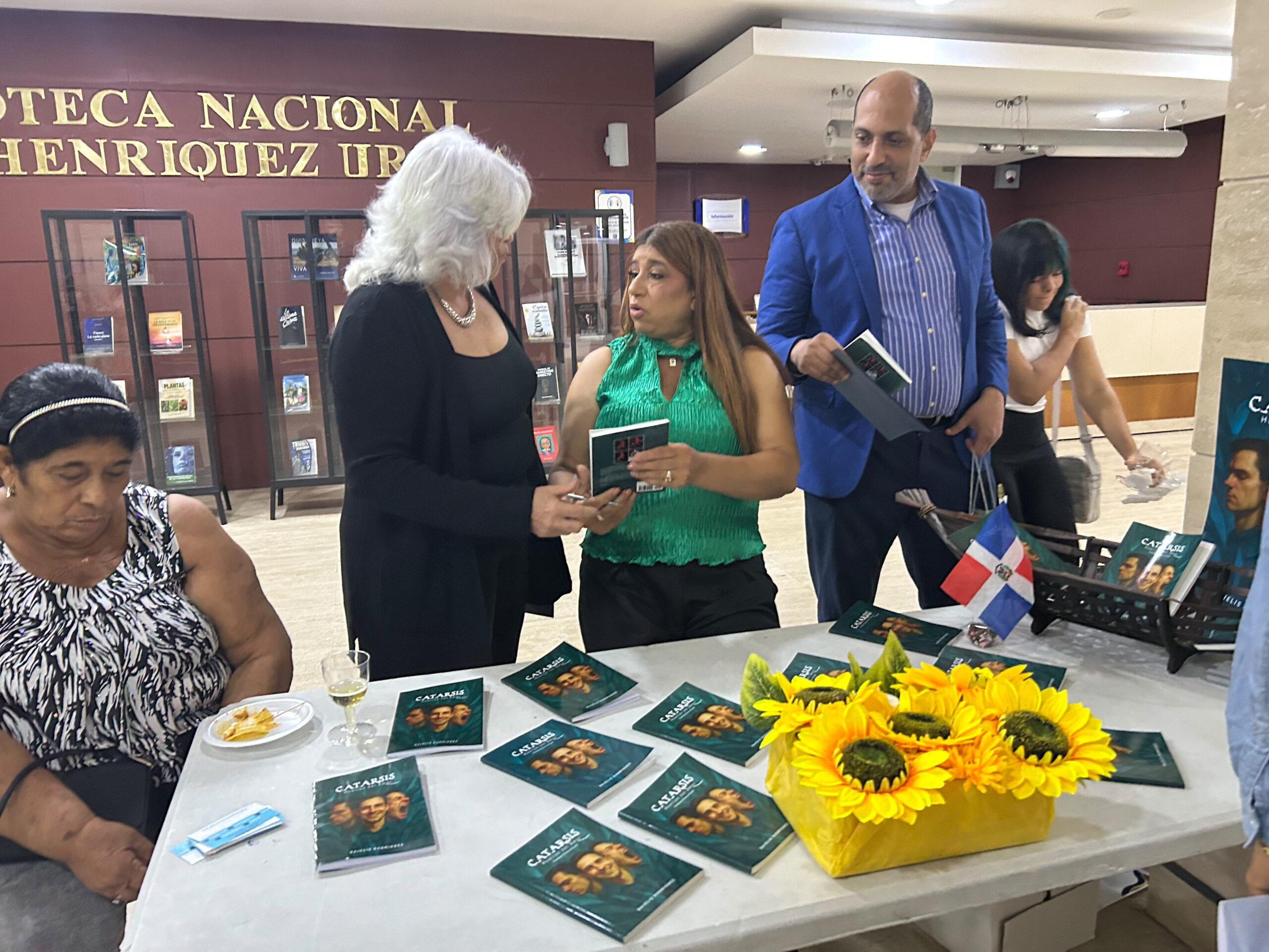Dajelis Rodriguez Relanza su libro Catarsis “Huellas del Amor”, en su país natal