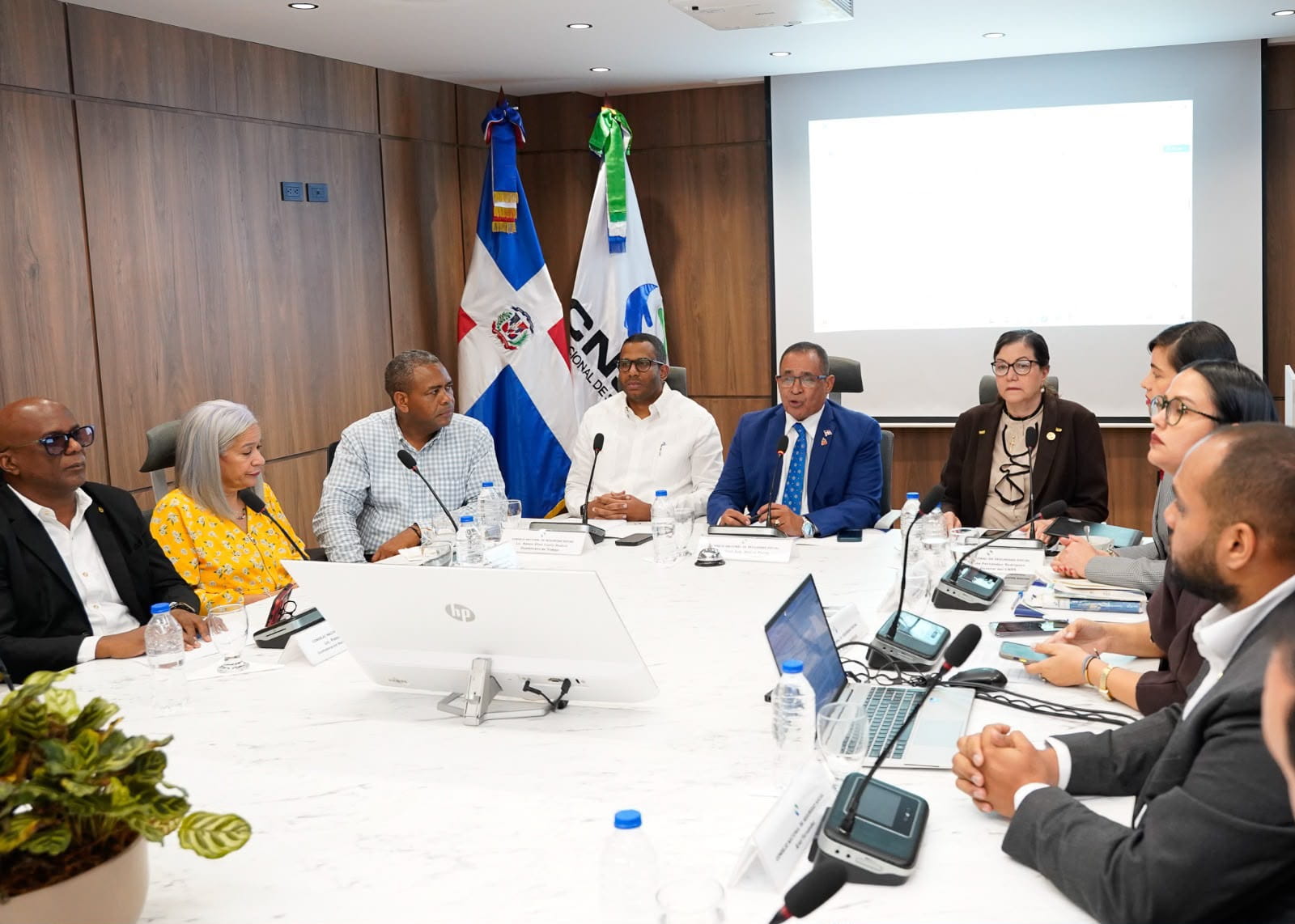 Diálogo permanente para la aprobación del Fondo de Medicamentos de Alto Costo (FOMAC)