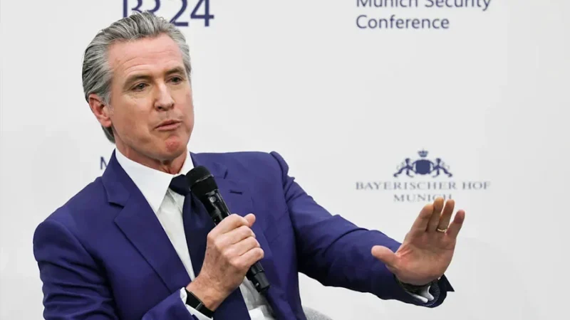 California impone más restricciones a redadas de ICE y prohíbe guantes de electrochoque
