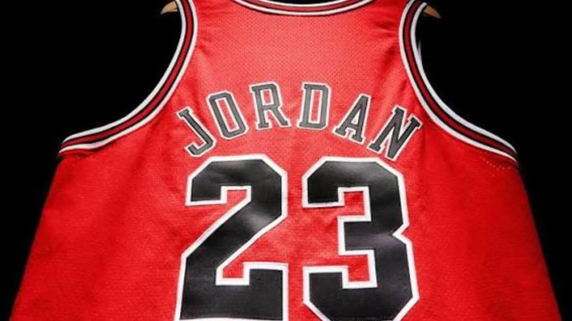 Camiseta de Michael Jordan de las Finales de 1998 se vende por $12.26 millones