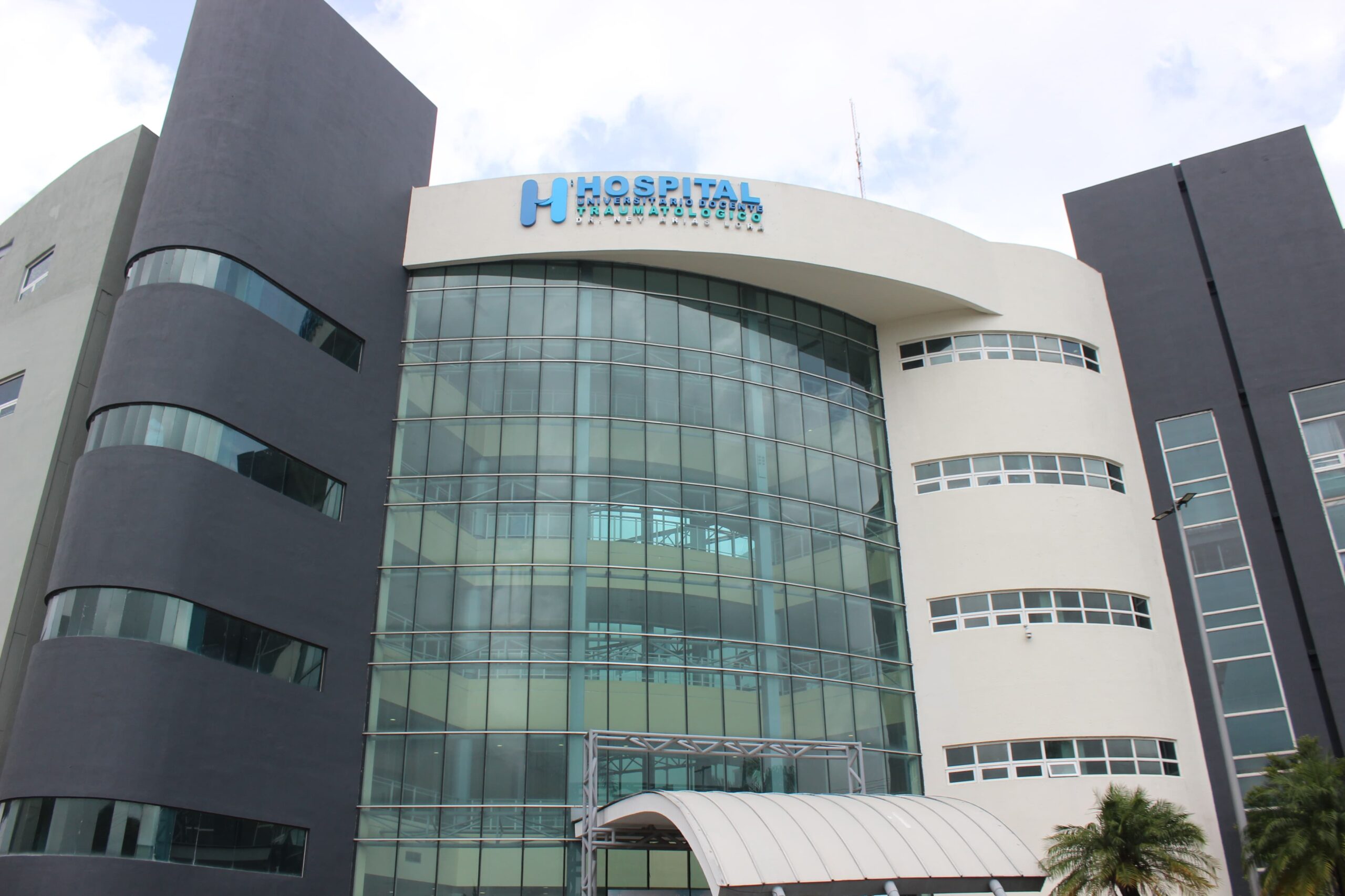 Hospital Ney Arias Lora entrega incentivo por antigüedad a médicos y enfermeras
