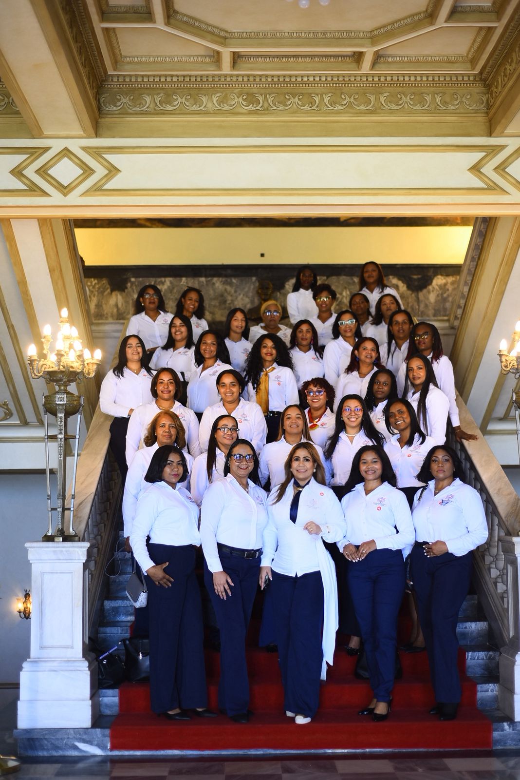 Lisa Encarnación encabeza visita del Movimiento Emprendedoras en Acción al Palacio Nacional