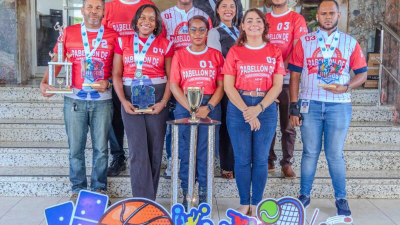 Carolina Mejía entrega trofeo al equipo campeón de los Juegos Deportivos ADN 2026