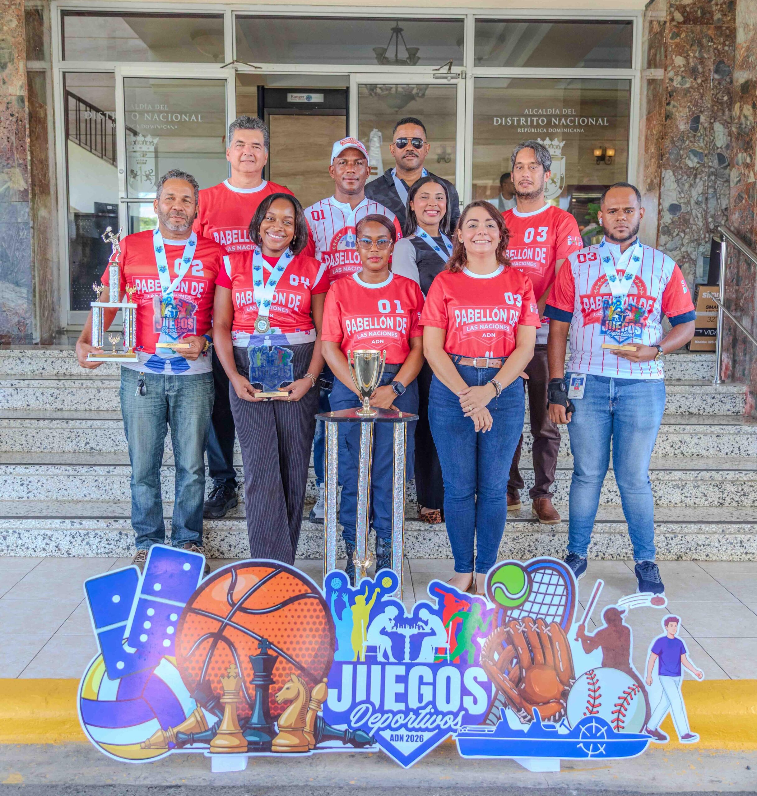 Carolina Mejía entrega trofeo al equipo campeón de los Juegos Deportivos ADN 2026