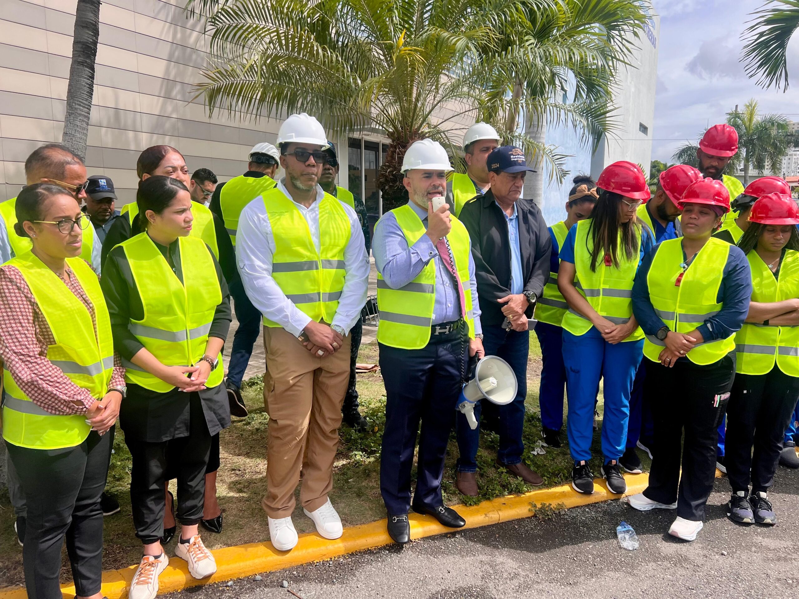 Hospital Traumatológico Dr. Darío Contreras realiza simulacro de evacuación ante terremoto para fortalecer su capacidad de respuesta
