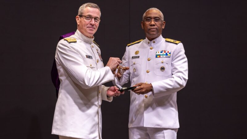 Vicealmirante Juan Bienvenido Crisóstomo Martínez es exaltado al Salón de la Fama de Graduados Internacionales de la Universidad de Defensa Nacional de Corea