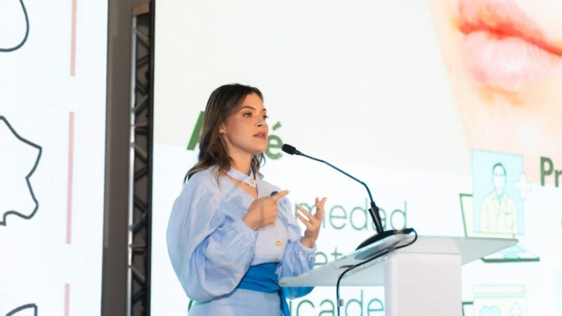 Dermatóloga llama a reforzar el cuidado de la piel ante las altas temperaturas y el aumento de brotes de acné