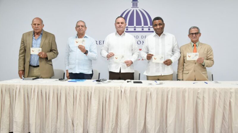 INPOSDOM y Comisión Nacional del Cacao conmemoran 50 años de trayectoria con sello postal