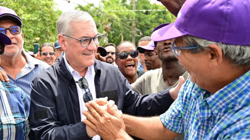 Gonzalo Castillo se compromete a llevar a los hogares de San Pedro de Macorís el agua que hoy se pierde