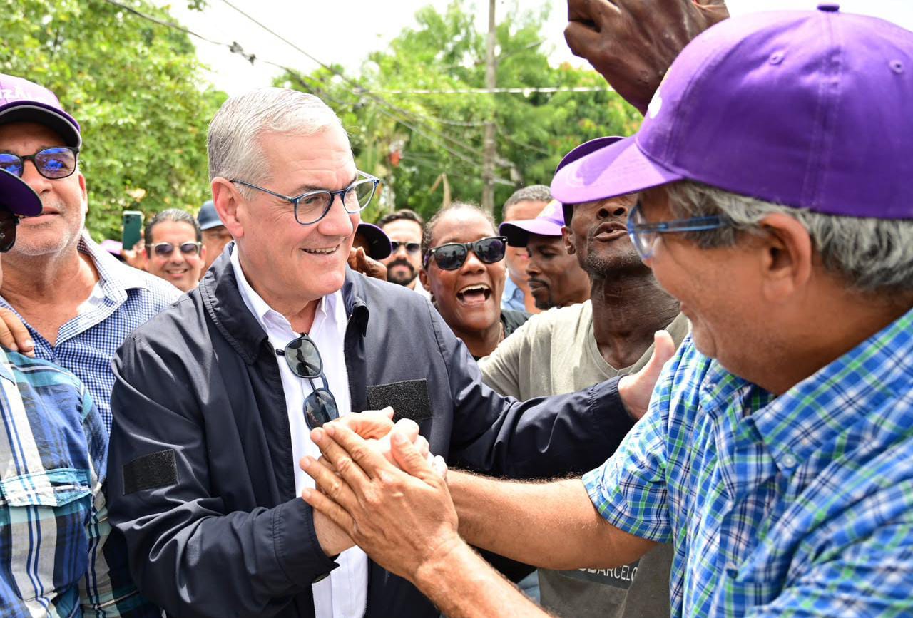 Gonzalo Castillo se compromete a llevar a los hogares de San Pedro de Macorís el agua que hoy se pierde
