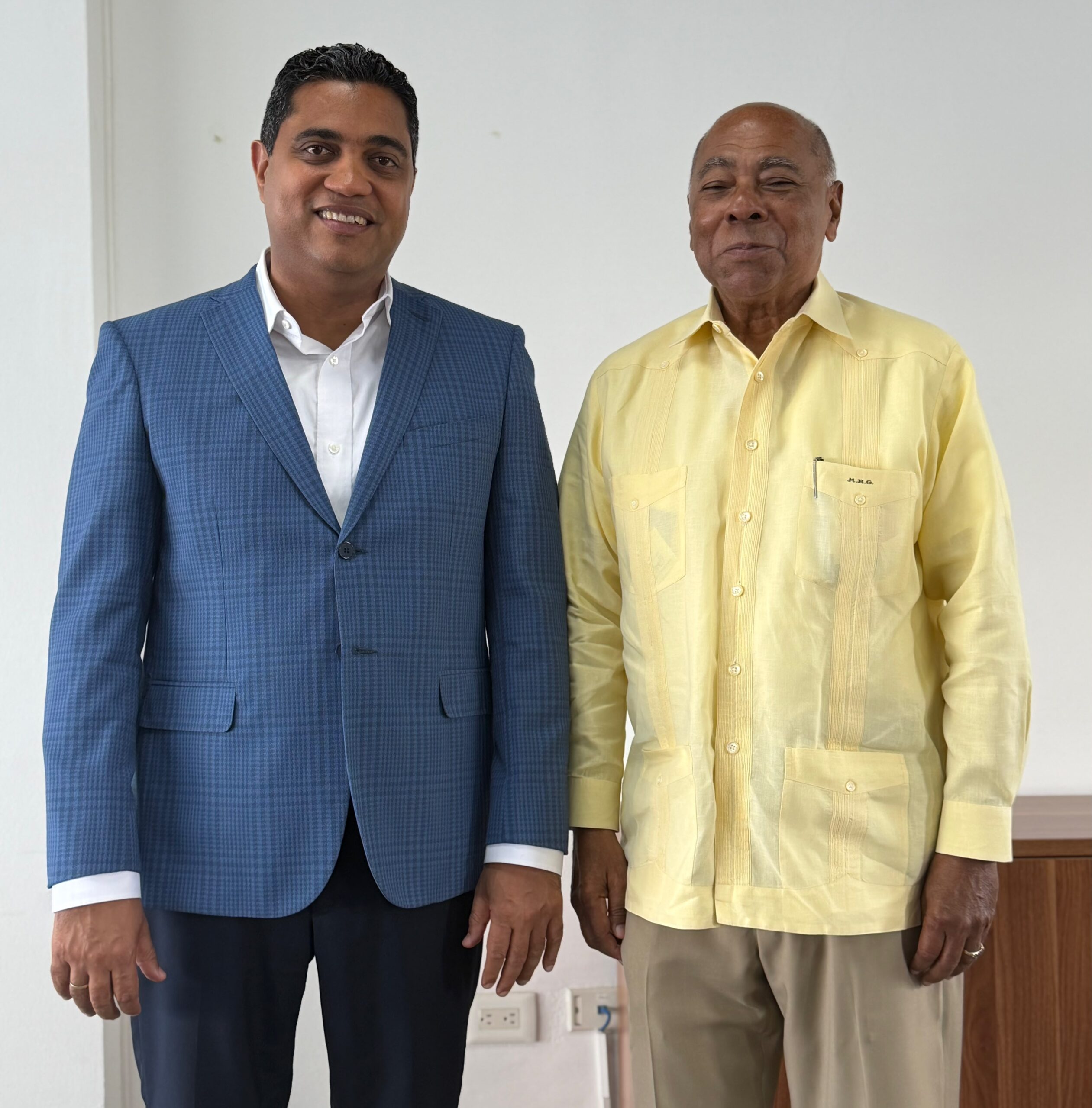 Ministro Kelvin Cruz entrega al voluntariado la administración del Palacio del Voleibol Ricardo Gioriber Arias