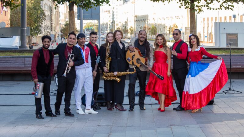 Yanco Santana y su Orquesta EL DOMI hacen historia al llevar el merengue y la bachata a la televisión nacional de Rusia