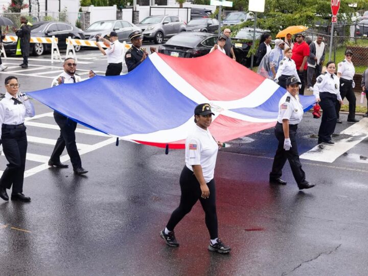 El autismo toma las calles de Paterson: Karolina Martínez marca un precedente en el Desfile Dominicano de New Jersey