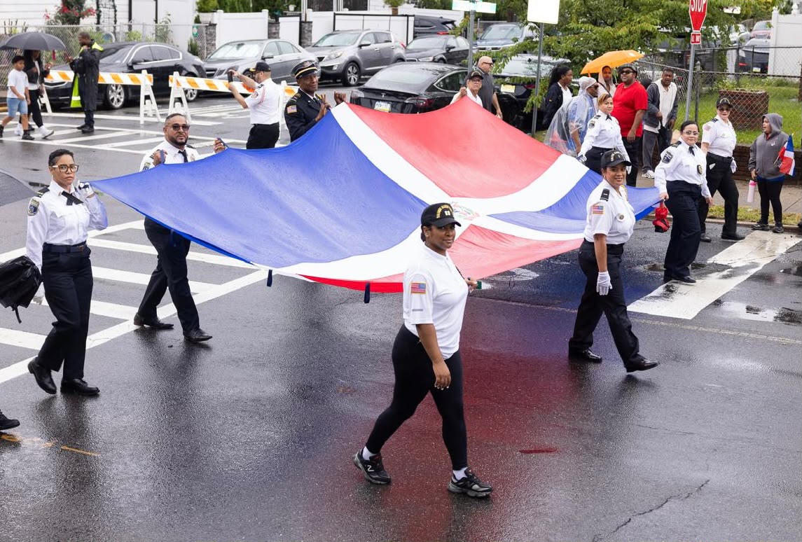 El autismo toma las calles de Paterson: Karolina Martínez marca un precedente en el Desfile Dominicano de New Jersey
