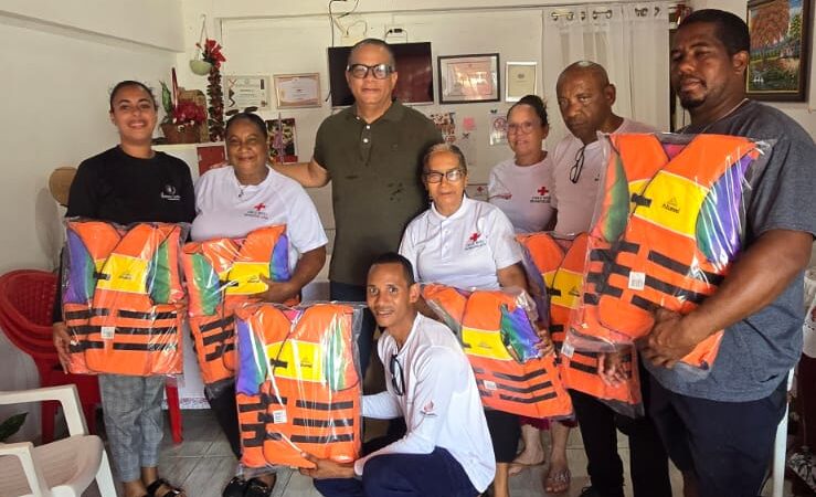 César Ruiz entrega chalecos salvavidas a la Cruz Roja para fortalecer labores de asistencia en Las Terrenas