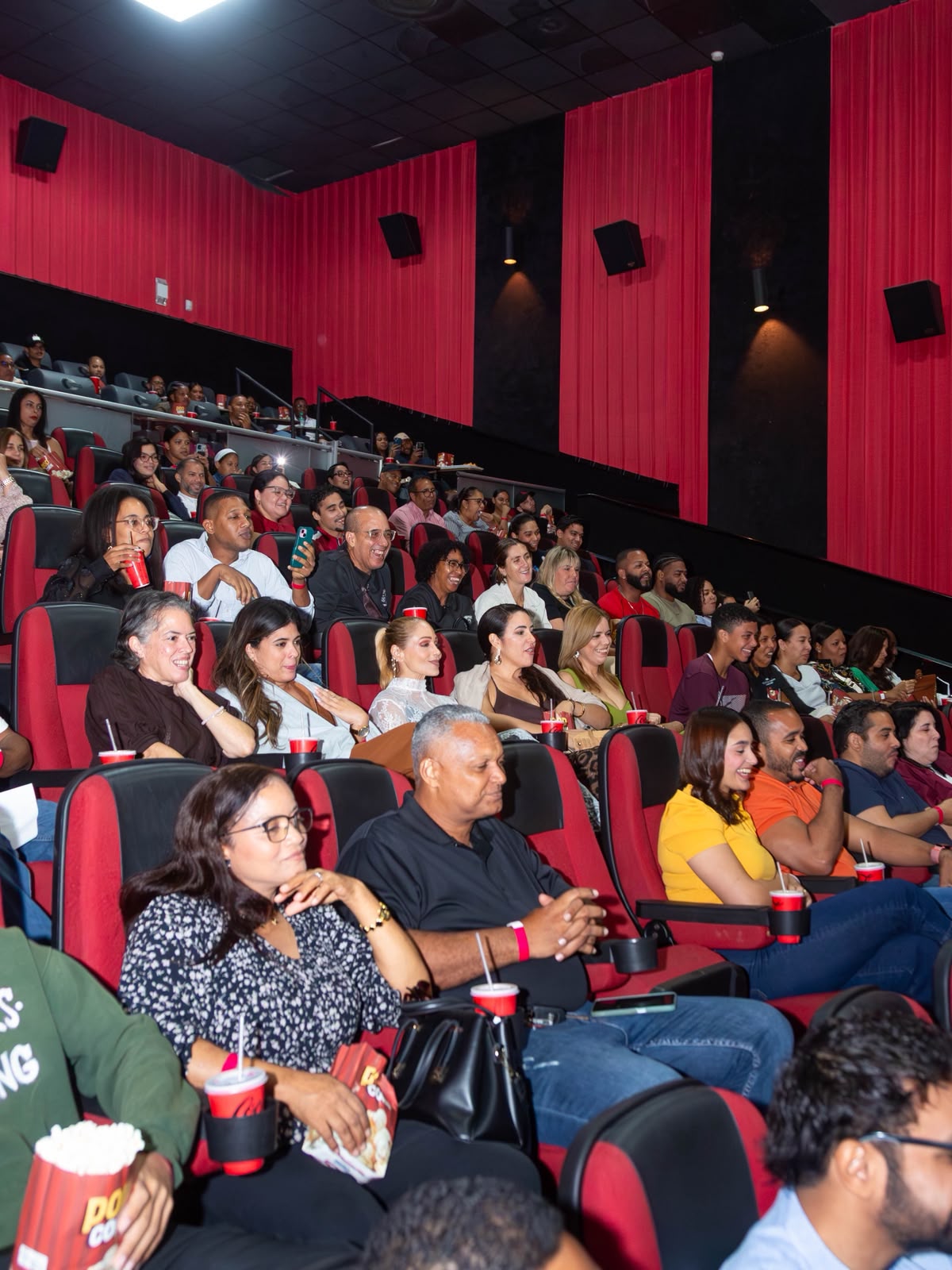 La Fábrica de Bodas” conquista los cines dominicanos con salas llenas en sus primeros días de estreno