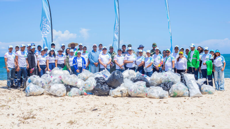 Industrias San Miguel lidera jornada de limpieza de playas en Montecristi
