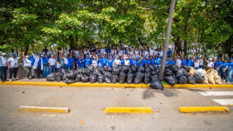 IDAC recolecta 3,458 libras de desechos durante jornada de limpieza de costas en Puerto Plata