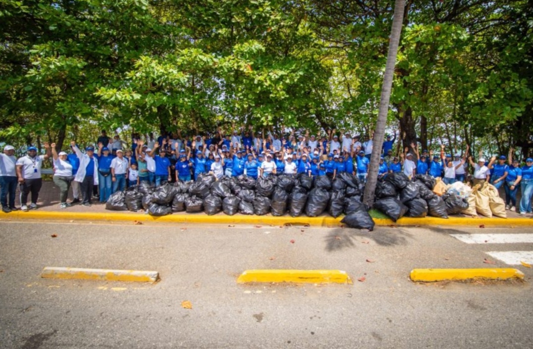 IDAC recolecta 3,458 libras de desechos durante jornada de limpieza de costas en Puerto Plata
