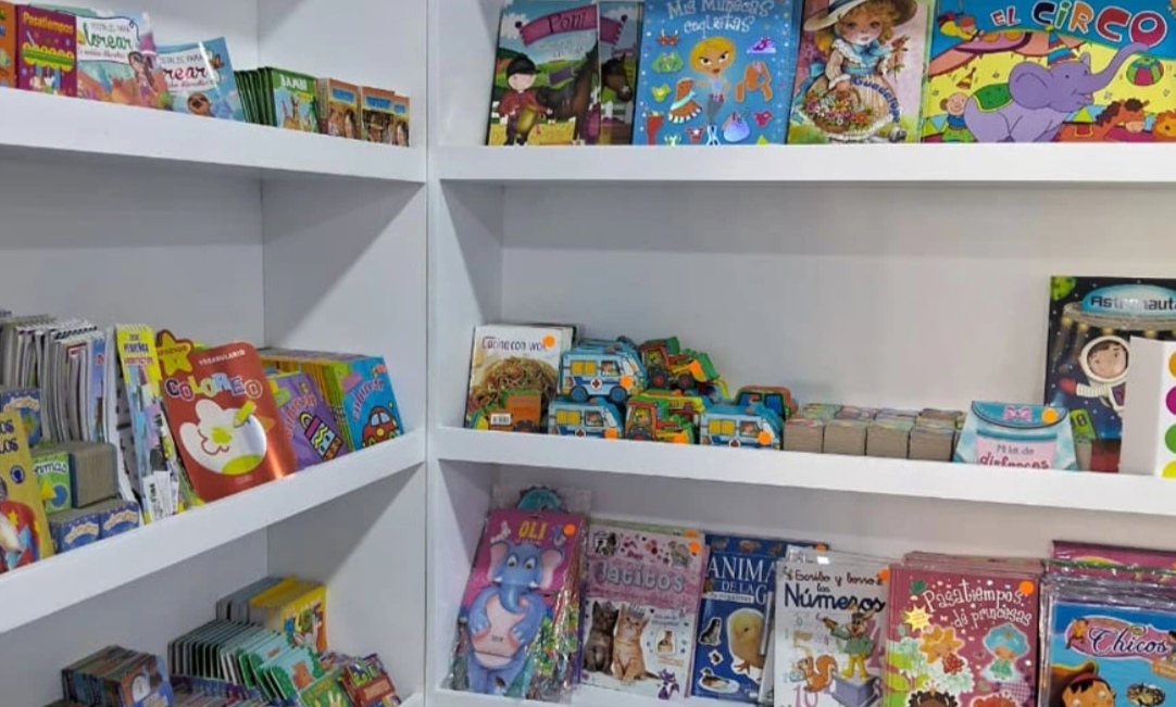 Libros desde RD$100 atraen a visitantes en la Feria del Libro 2026
