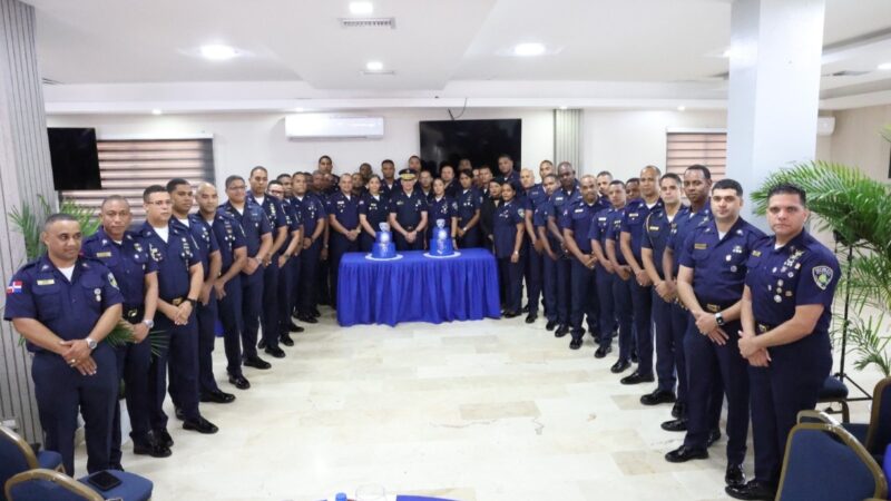 Director general de la Policía Nacional se reencuentra con oficiales que graduó hace años como director de la antigua Academia “2 de Marzo”