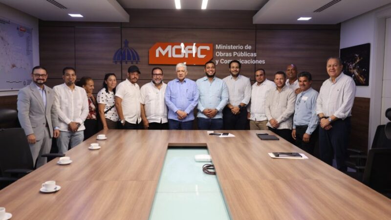 Autoridades y comunitarios de Buena Vista, Jarabacoa, gestionan ante el MOPC asfaltado y otras obras